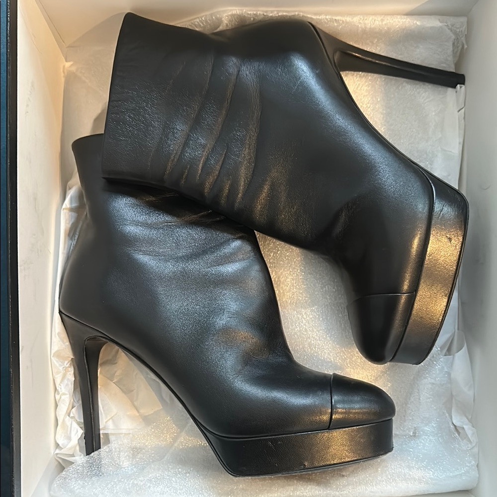 CHANEL  Elegant Black Leather Ankle Boots size 7 lambskin. Like new